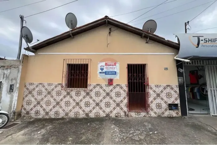 CASA A VENDA NO CENTRO DA CIDADE DE ITAMARAJU