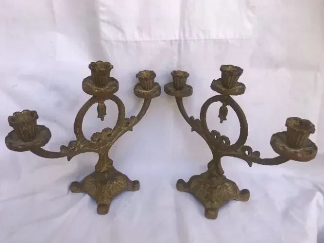 Candelabros de bronze - antigo - par de peças.