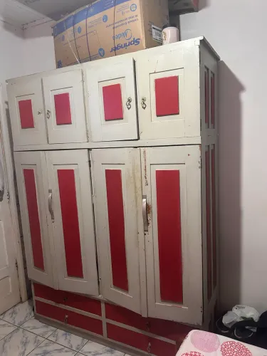 Guarda roupa de madeira 