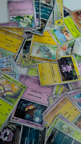 Pacote Pokémon TCG - 30 cartas com holográficas + energias e adesivos