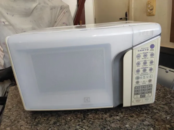 Microondas Eletro lux 31 litros, com garantia de 3 meses