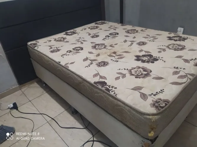 Cama e cabeceira 