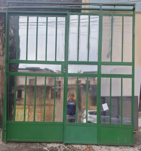 Vendo porta de ferro de correr,excelente estado e bem segura,