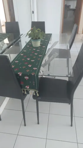 Mesa de jantar tampo de vidro e estrutura em inox