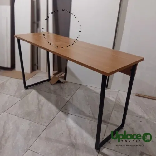 Mesa industrial com tampo em MDF