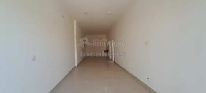 Sala comercial e banheiro com acessibilidade