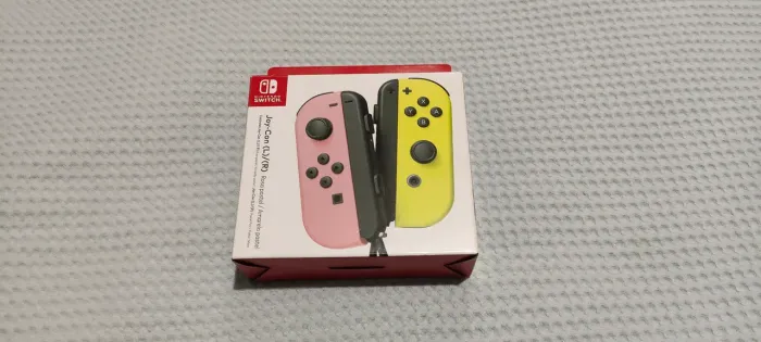 Joy con Nintendo switch na cor rosa e amarelo pastel