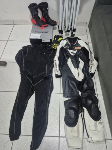 macacão Dainese + segunda pele Dainese + par de botas Dainese + par de luvas ls2.