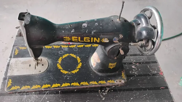 Máquina de costura Elgin