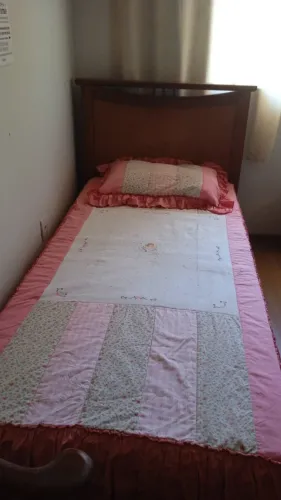 Cama e colchão de solteiro