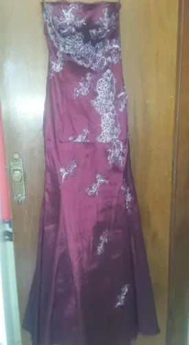 Vestido sereia com aplicação em renda
