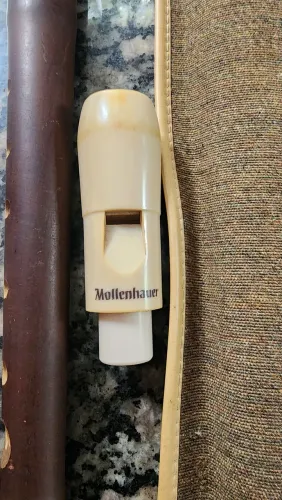 2 Flautas. Uma de madeira molenhauer e outra de madeira sem barroca