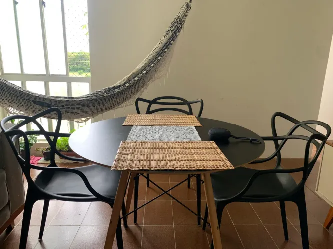 Mesa Eames + 4 cadeiras Allegra