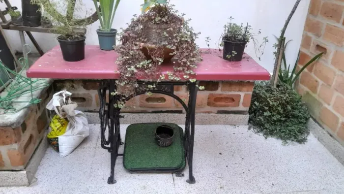 Mesa com pé de maquina antigo ( para restauro)