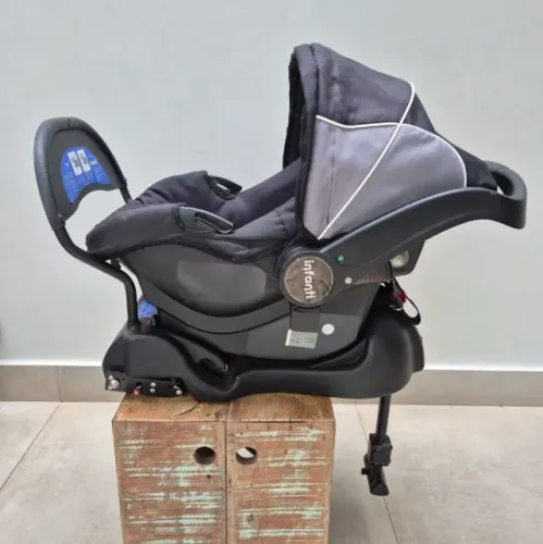 Bebê conforto Infanti Terni com base Isofix reclinável