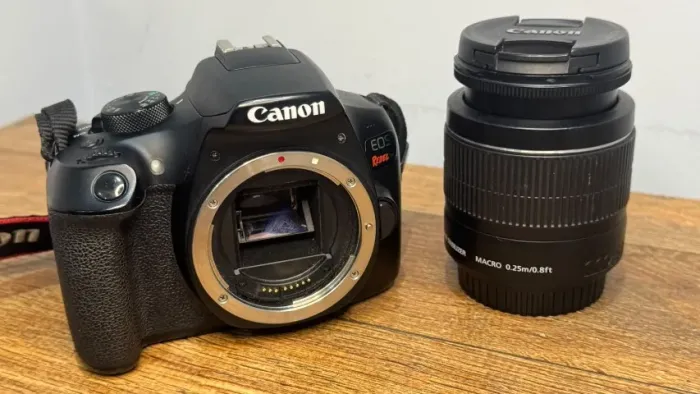 Canon EOS Rebel T6 + Lente Canon EF-S 18-55mm IS II