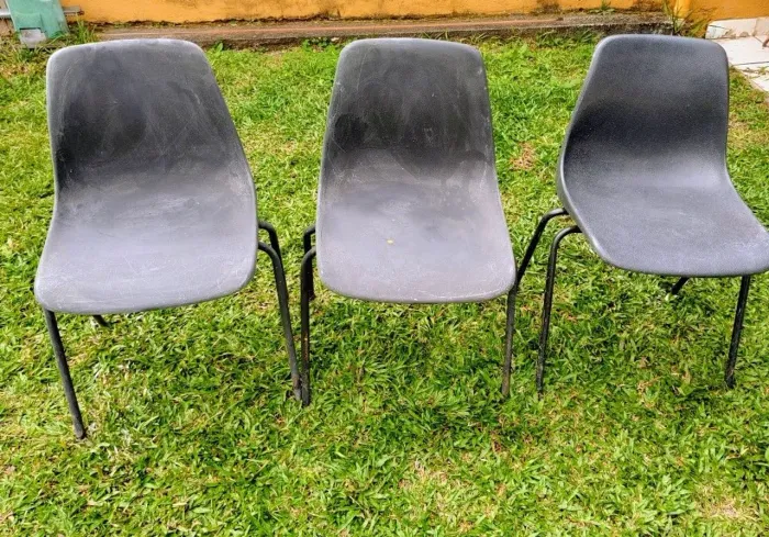 3 cadeiras pretas de plástico resistente com pernas de metal