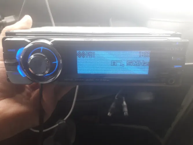 Aparelho automotivo sony explold com gráficos carrinho