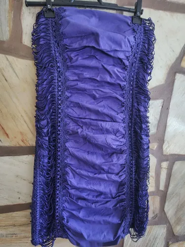 Vestido tomara que caia curto com detalhes de franja nas laterais