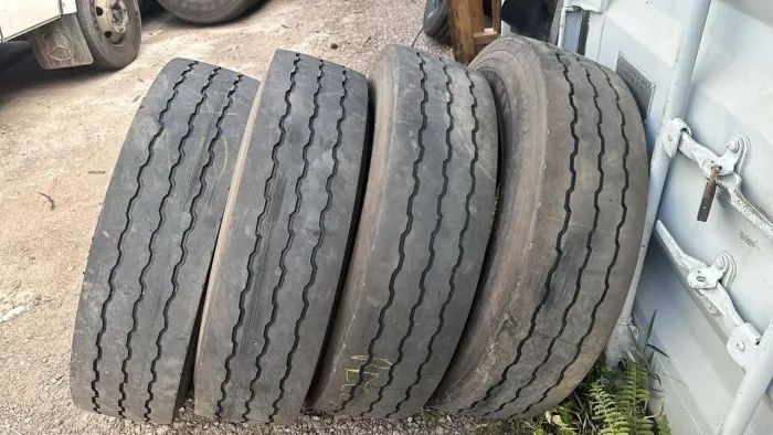 4 Pneus 275/80 R 22,5