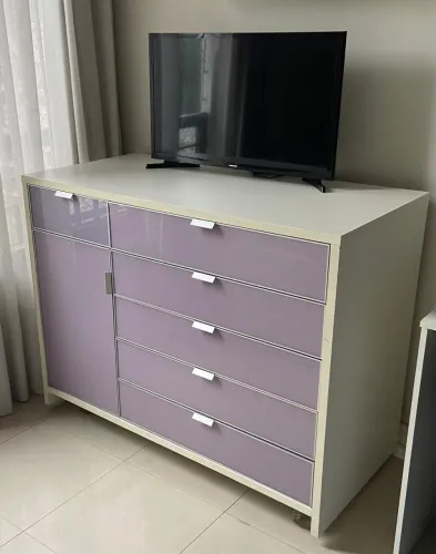 Cômoda branca com lilás