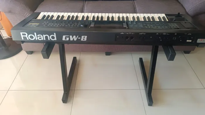 Teclado Roland GW - 8 Workstation em perfeitas condições de uso profissional ou amador.