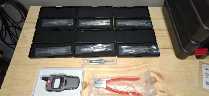 Ferramenta para chaveiros automotivos.