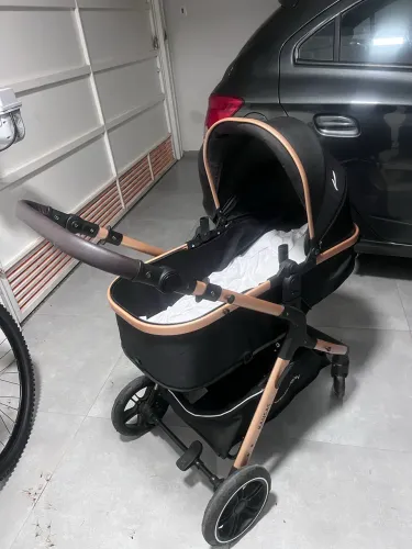 Carrinho 3 em 1 com bebê conforto semi-novo