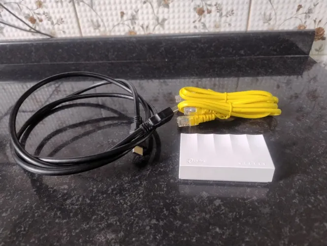 Switch , cabo HDMi e 2 cabos RJ 45 de internet