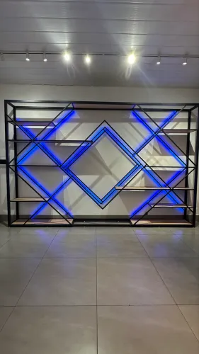 Estante com design geométrico 