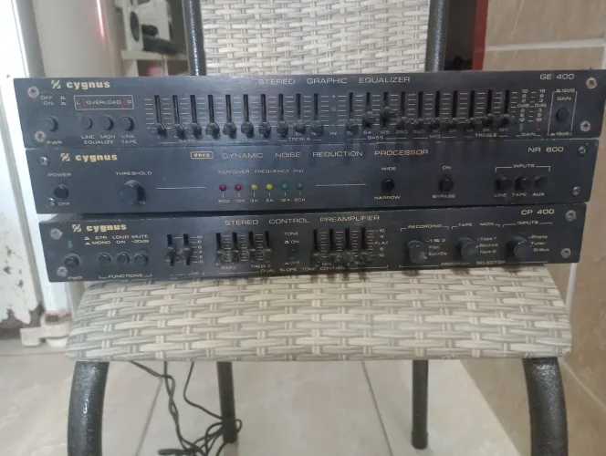 Vendo essas três peças de som cygnus