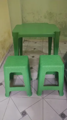 Vendo geladeira e uma mesa de plástico com duas cadeiras 