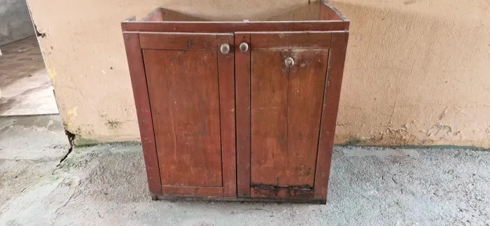 Armário de pia com lixeira embutida