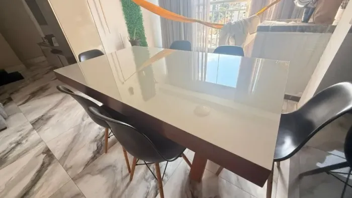 Mesa de Jantar com Tampo de Vidro - Excelente Estado