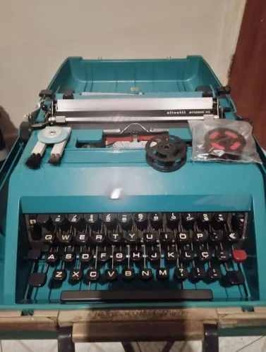 Máquina de escrever OLIVETTI Studio 45 turquesa kit completo de fábrica anos 70 funcionado