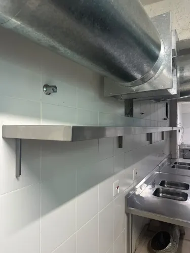 Prateleira inox de parede com mãos francesas, 2,5 m × 35 cm.