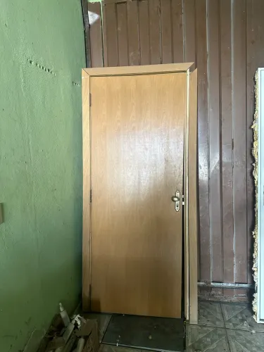 Porta madeira maciça com marco completa