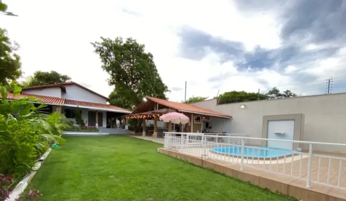 Casa Alto Padrão no Olho DÁgua | 1.200m² Terreno | Piscina | 3 Suítes | Lado Praia