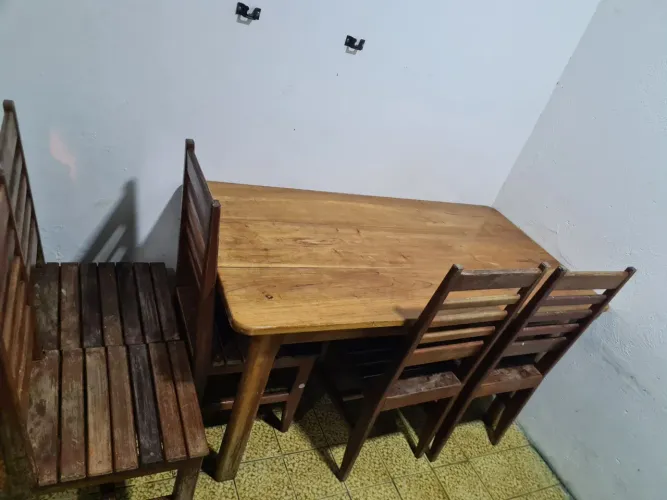 Mesa de madeira maciça. 