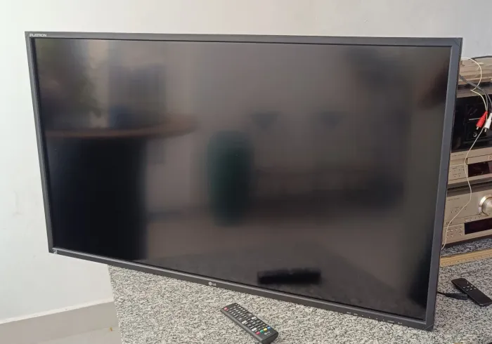 Monitor profissional LG Flatron M4720CCBA de tela grande com 47"