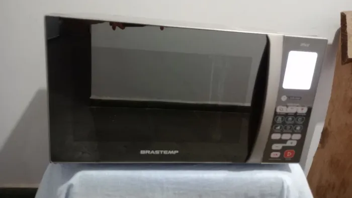 Vendo micro-ondas Brastemp 38 litros, espelhado com painel touch screen e tampa de inox