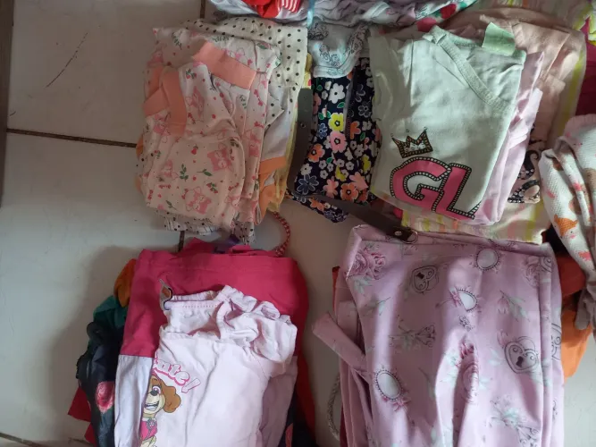 Lote de roupas de criancas