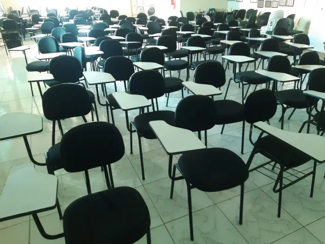 Cadeira Escolar universitária com braço 20 unidades