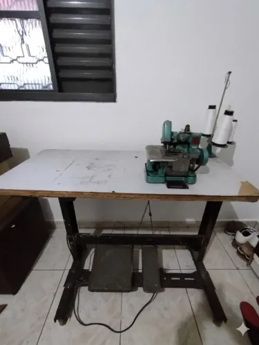Máquina overloque 