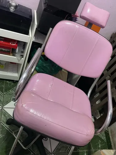 Vendo cadeira semi nova para Salão de beleza, Poucos detalhes de uso