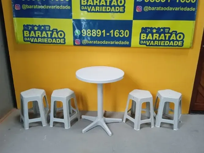 JOGO DE BANQUETAS PLASTICAS COM MESA SOL DESMONTAVEL