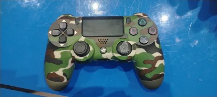 Vendo este controle do PS4 usado por R$ 80 Apresenta várias marcas de uso e drift.