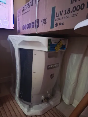 At condicionado 18 mil btus Agrato. Na caixa.