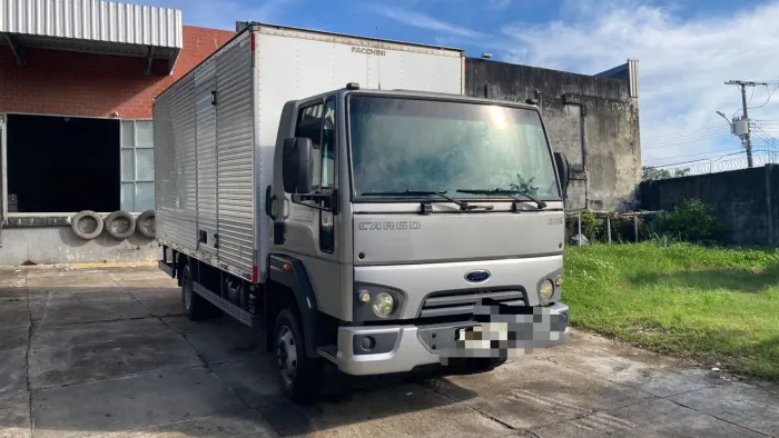 Caminhão Ford Cargo 816 2015