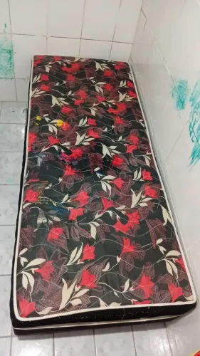 Cama de solteiro usada - boa estrutura